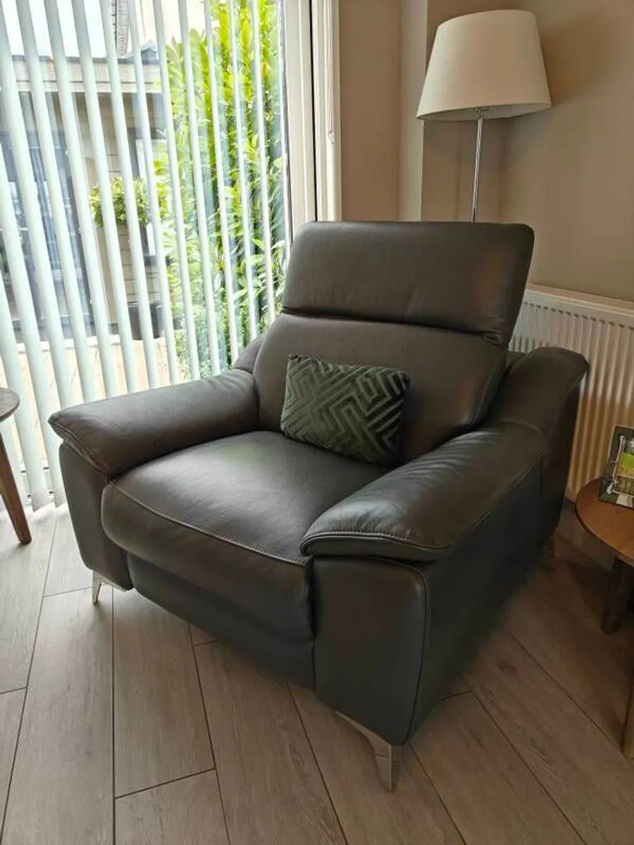 Leather reclining Suite , 2 seater and two 1 seaters - Image 1