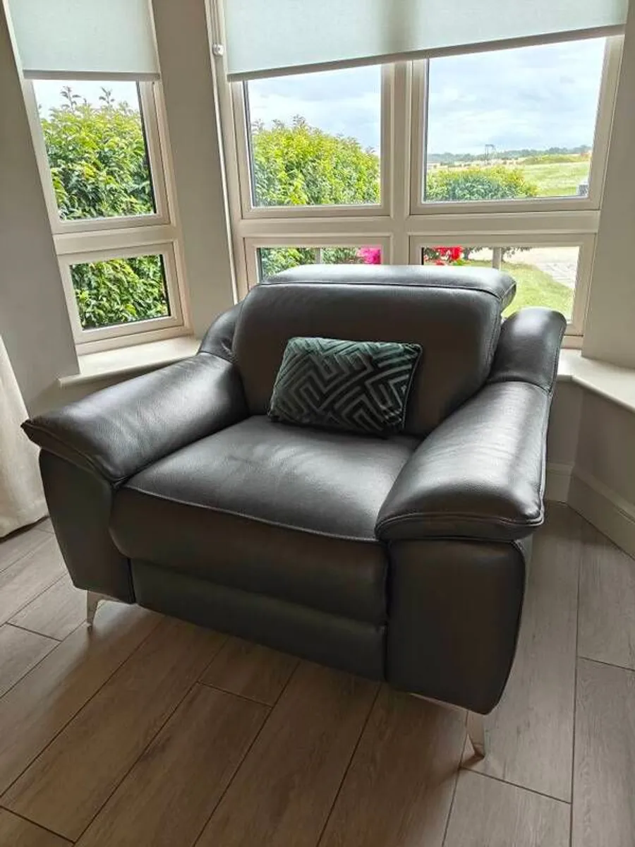 Leather reclining Suite , 2 seater and two 1 seaters - Image 2