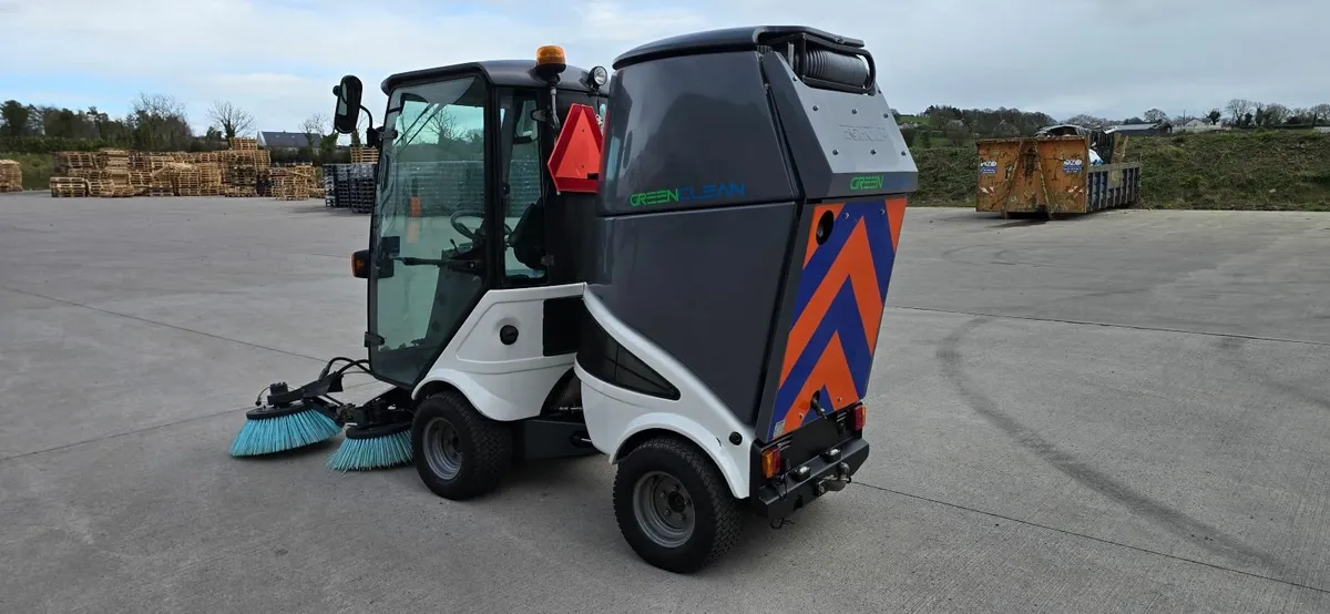 🚜 Egholm 2200 Diesel Road Sweeper - Image 2