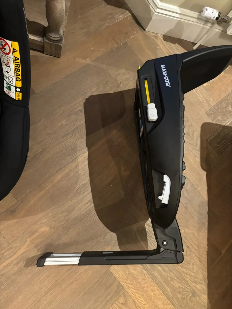 Maxi Cosi Isofix plus car seat - Image 3