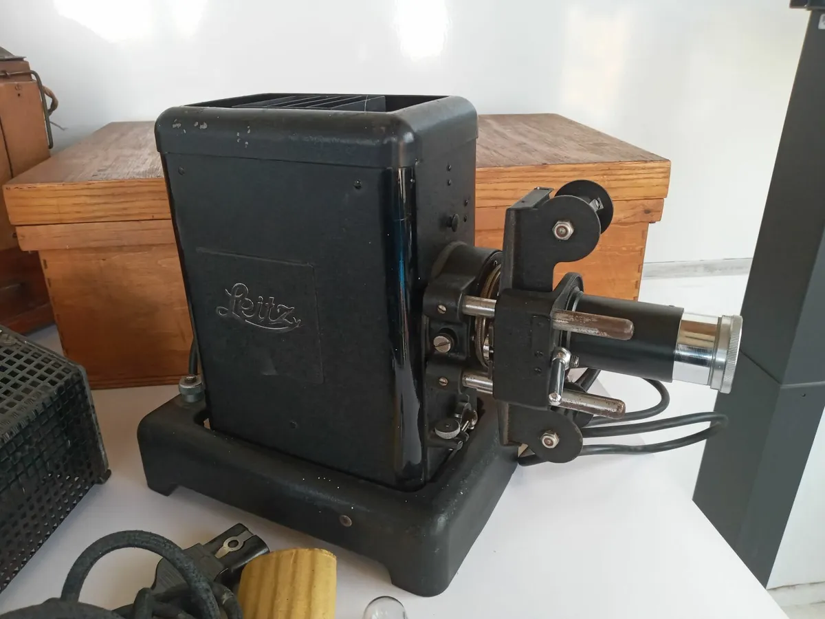Joblot of 3 Old Projectors and 1 Transformer - Image 4
