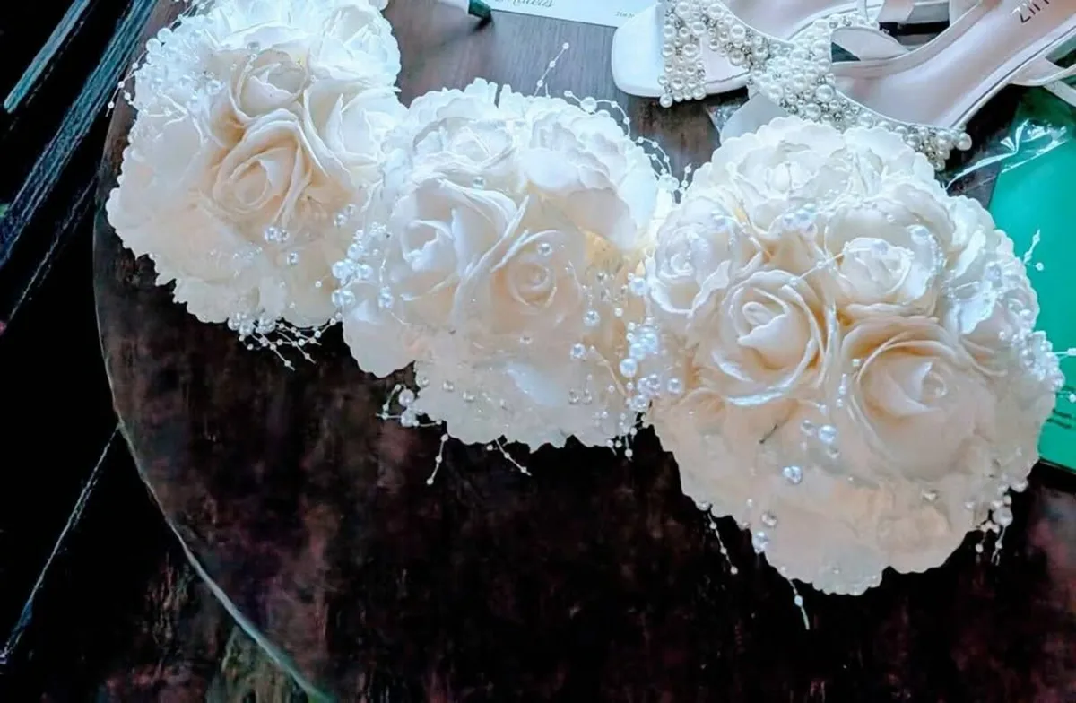 Bridal and Bridesmaid Bouquets, Veil and Hairband - Image 4