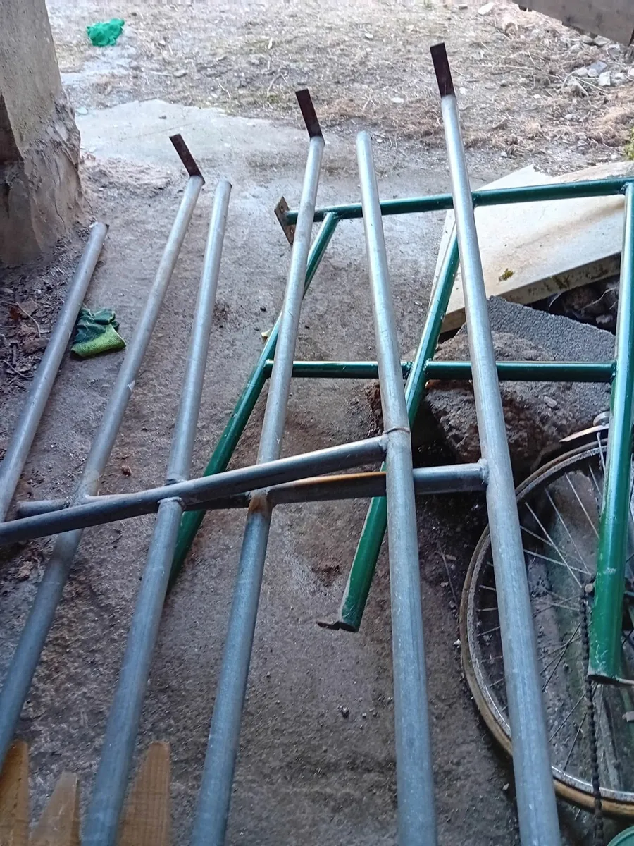 Heavy duty galvanised railings about 40ft - Image 1