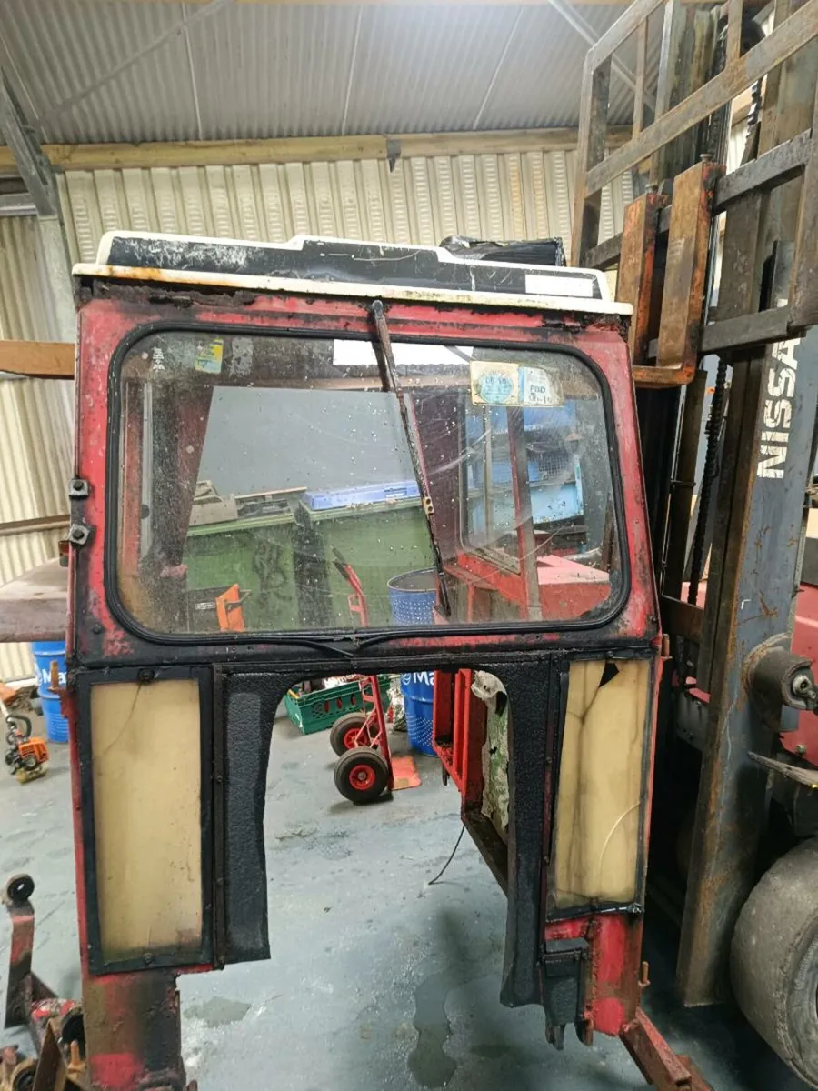 Tractor cab - Image 1