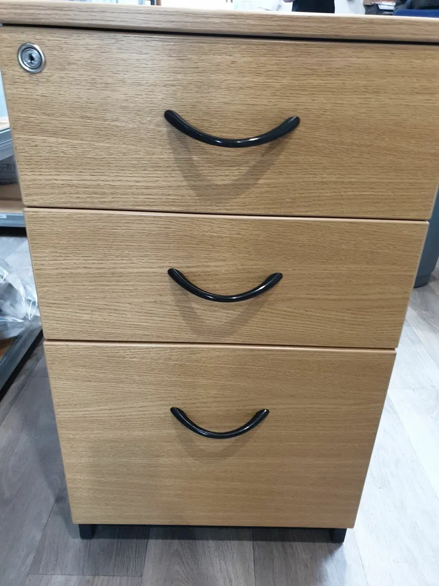 Three drawer office unit - Image 1