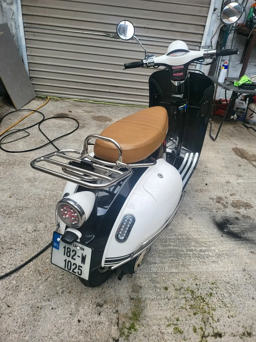 182 lexmoto milano retro scooter 125cc 4 stroke - Image 3