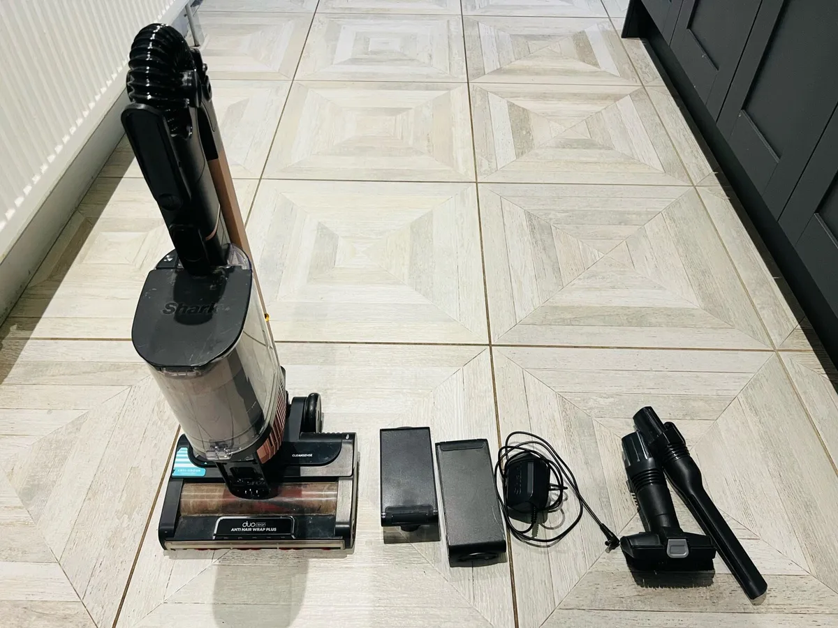 Shark IZ400UK Cordless Vacuum Cleaner - Image 1