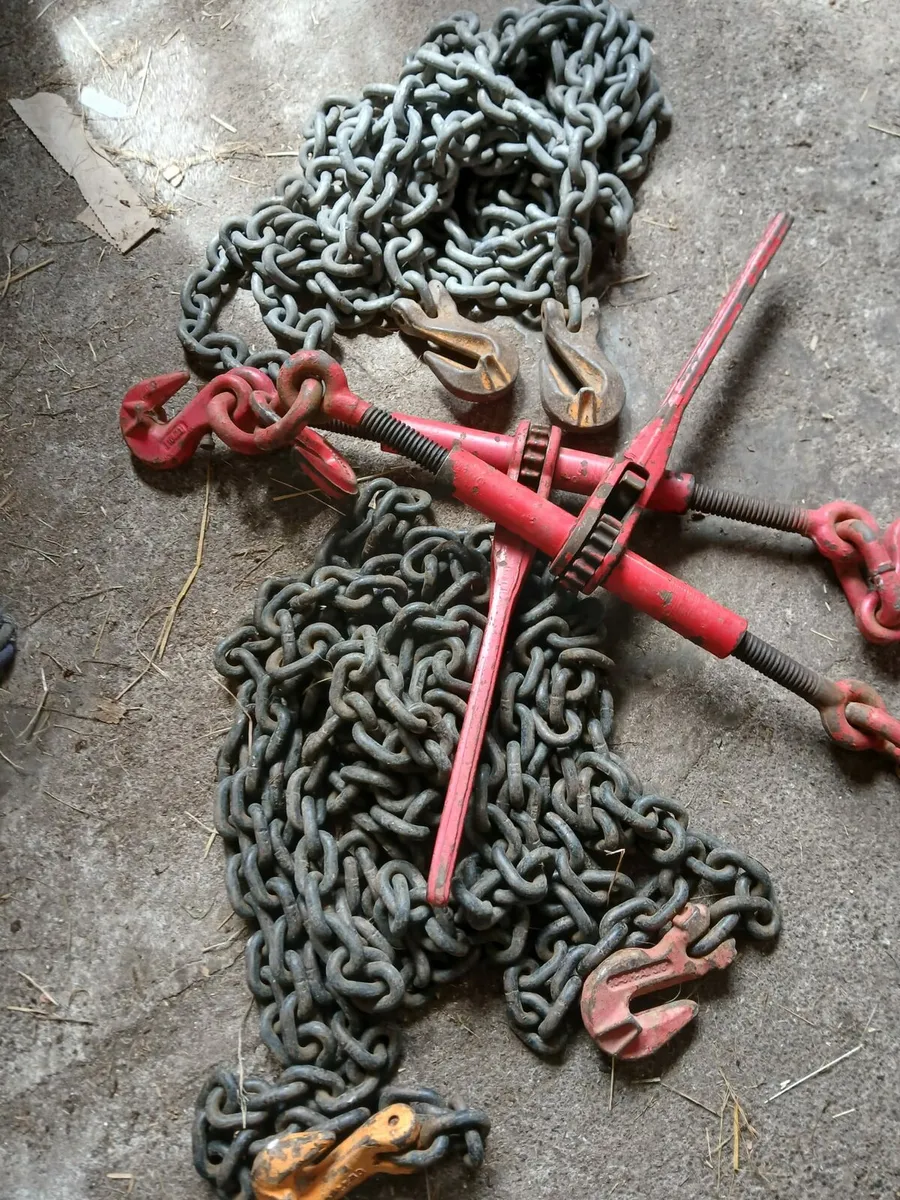 Chains and binders - Image 1