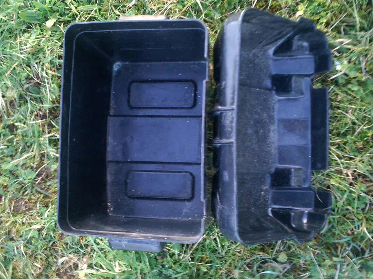 battery box with lid to protect battery on a boat