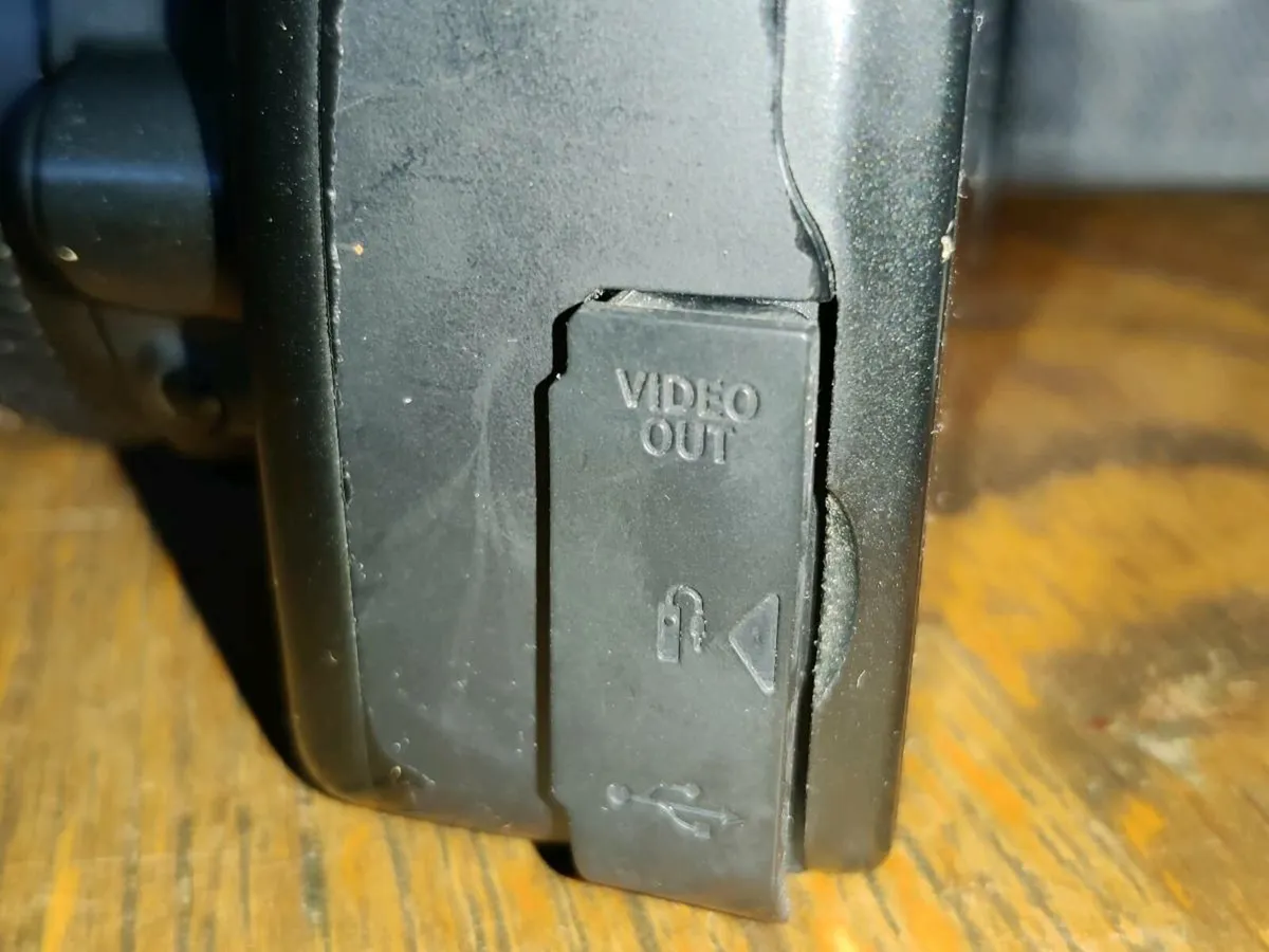 LARGE CANON NEW DIGITAL CAMERA/VIDEO, & FLASH ! - Image 3