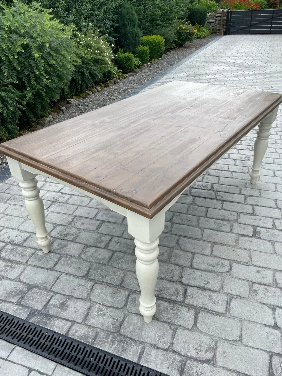 Table and chairs - Image 1
