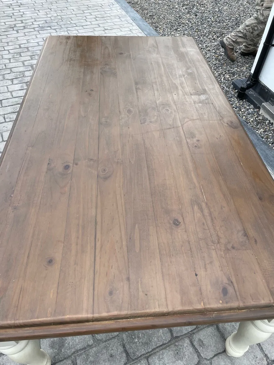 Table and chairs - Image 2