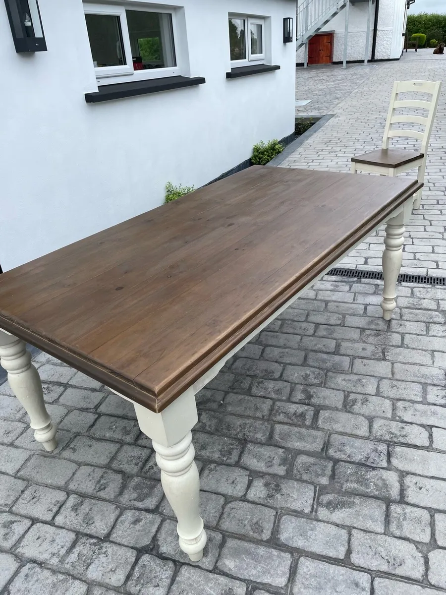 Table and chairs - Image 3