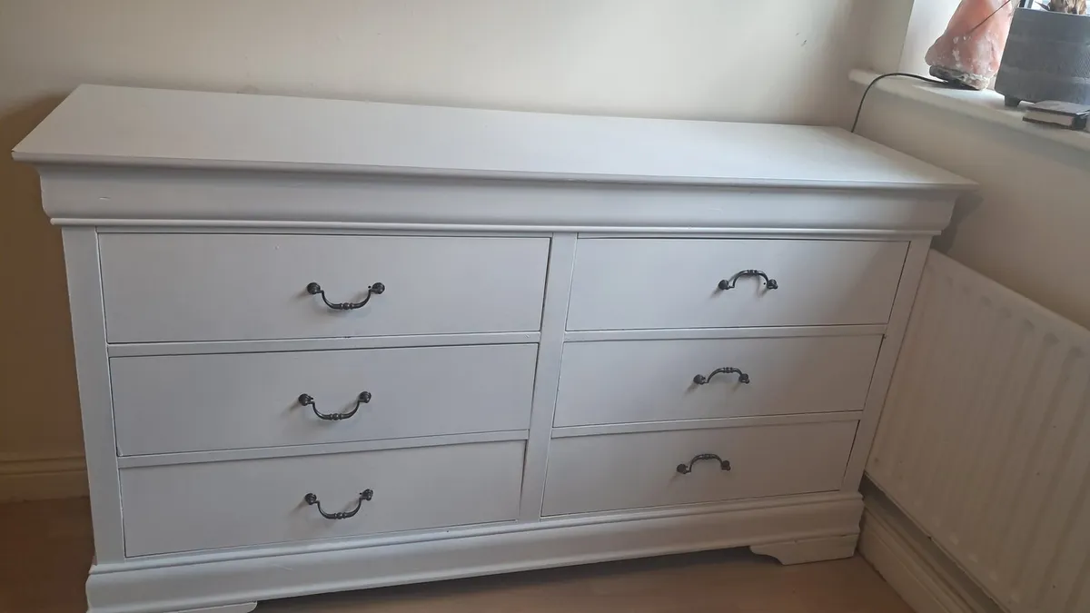 Chest of drawers