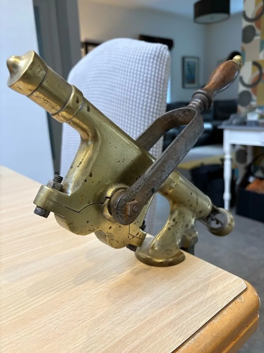 Antique brass bar-mounted corkscrew - Image 2