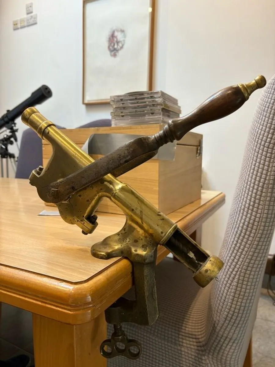 Antique brass bar-mounted corkscrew - Image 3