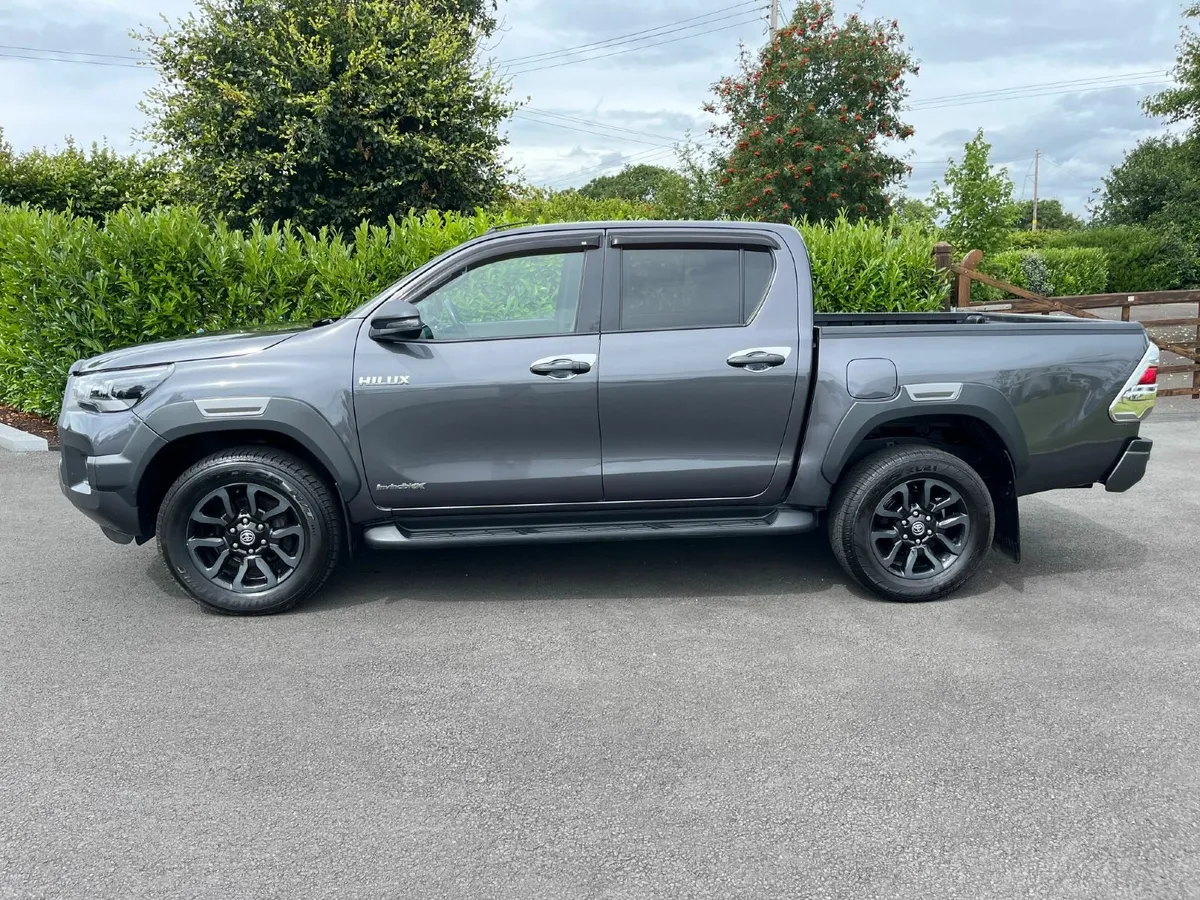 Toyota Hilux  2.8 DIESEL AUTOMATIC INVINCABLE X - Image 3