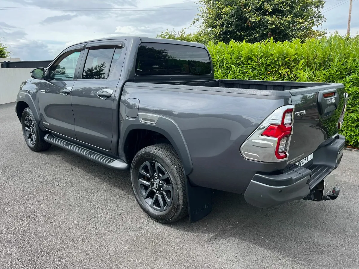 Toyota Hilux  2.8 DIESEL AUTOMATIC INVINCABLE X - Image 4