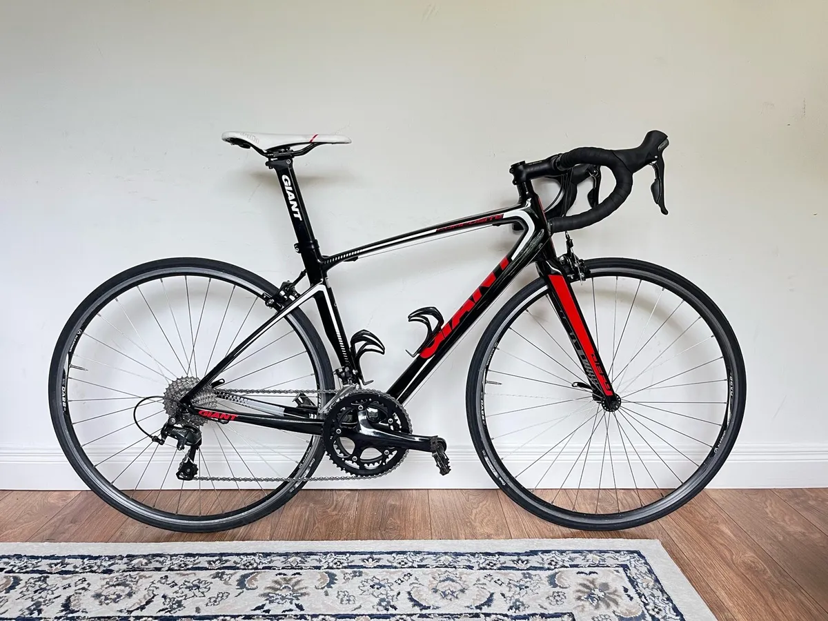 Giant Defy Carbon Road Bike - Image 1