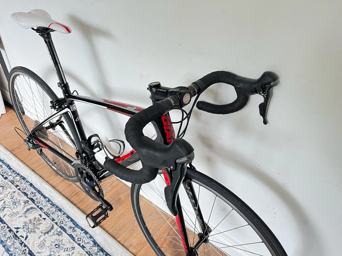 Giant Defy Carbon Road Bike - Image 4