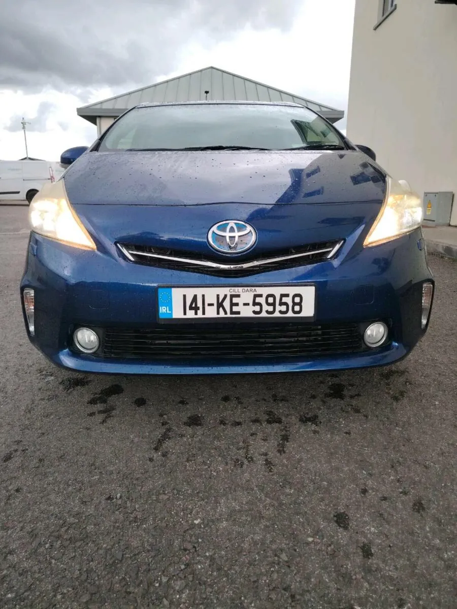 Prius Alpha 2014 - Image 1