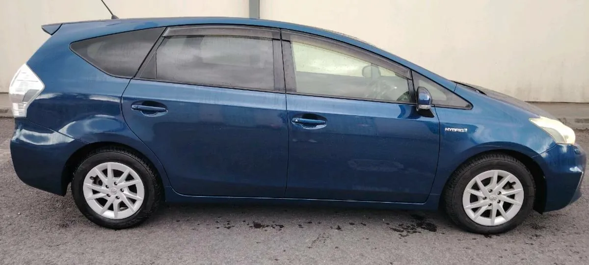 Prius Alpha 2014 - Image 2