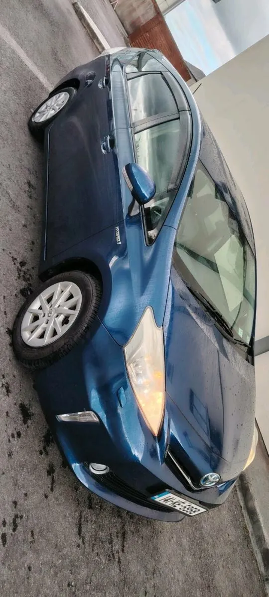 Prius Alpha 2014 - Image 3