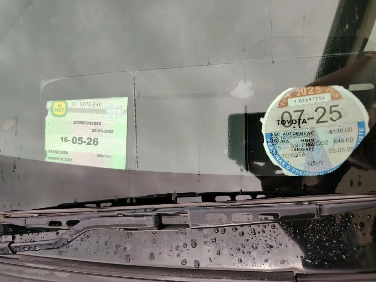 Prius Alpha 2014 - Image 2