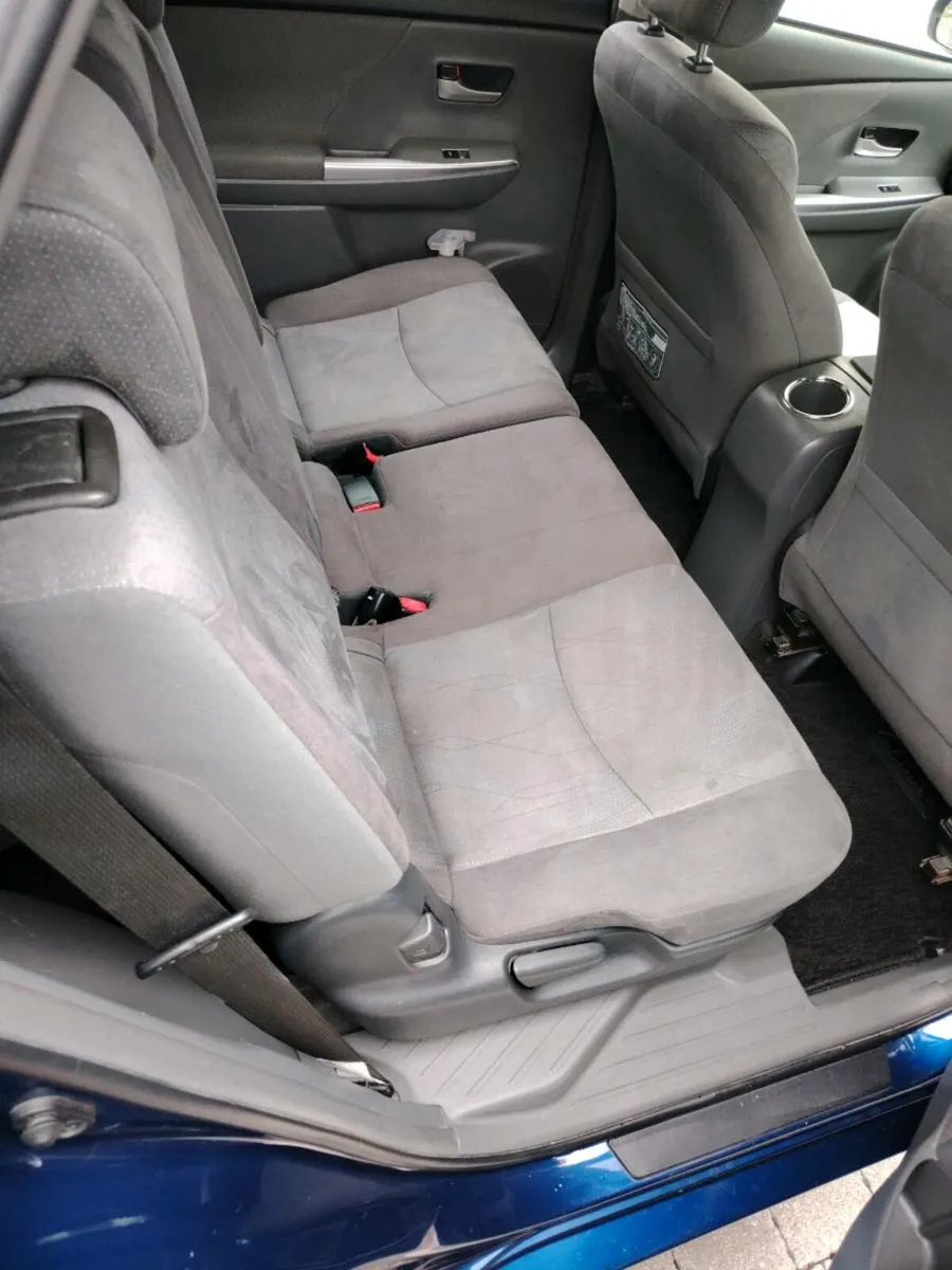 Prius Alpha 2014 - Image 3