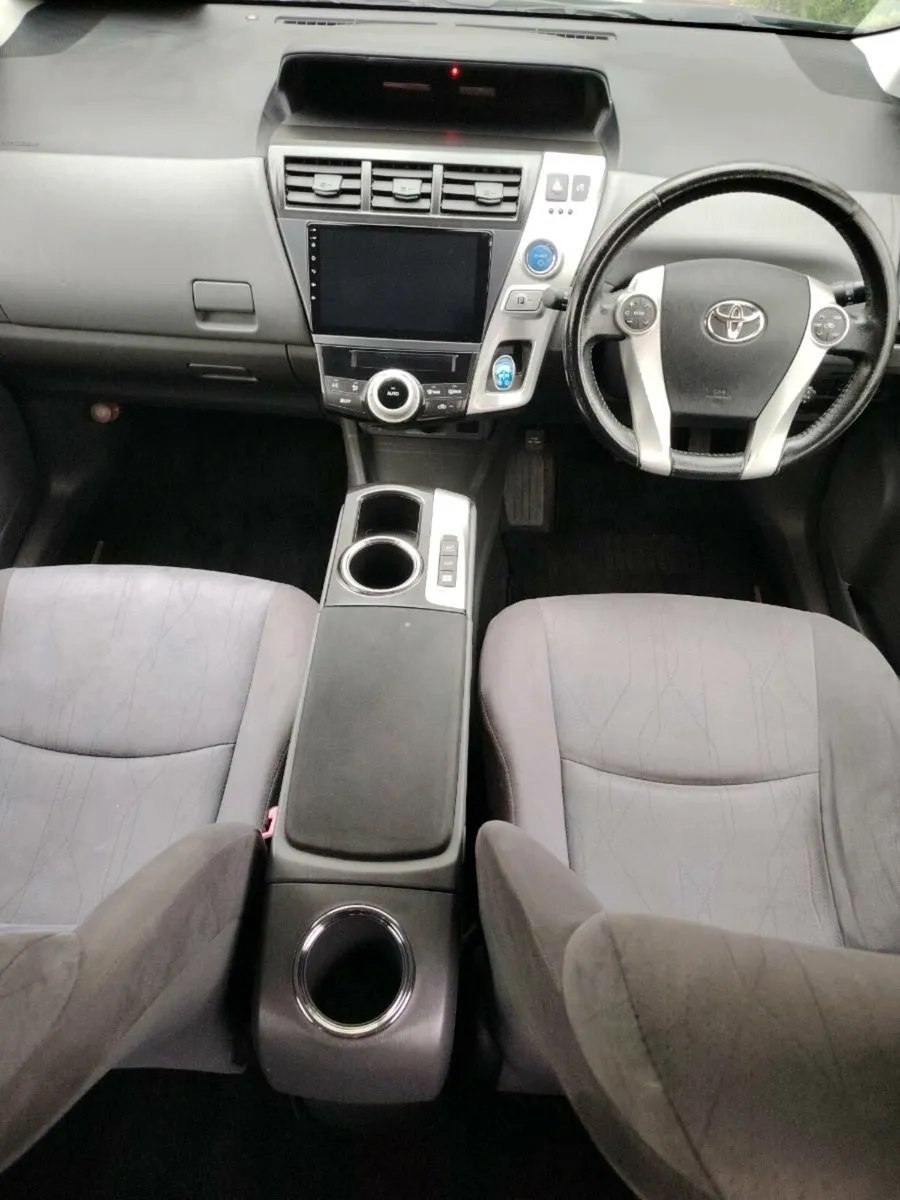 Prius Alpha 2014 - Image 4
