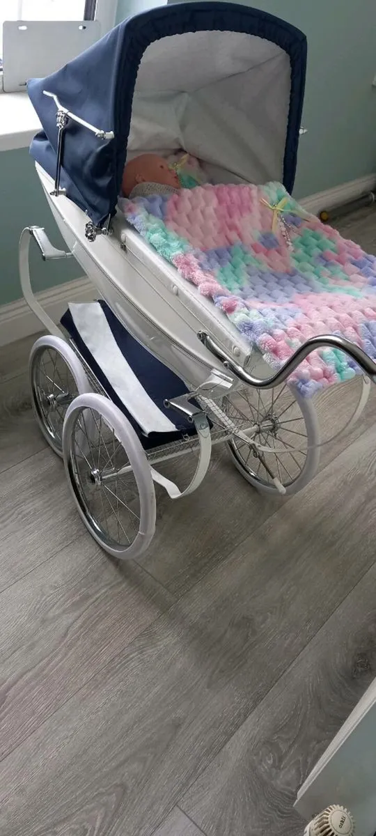 SILVER CROSS PRAM - Image 1