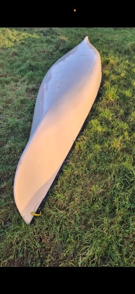 16 foot fibreglass canoe - Image 1