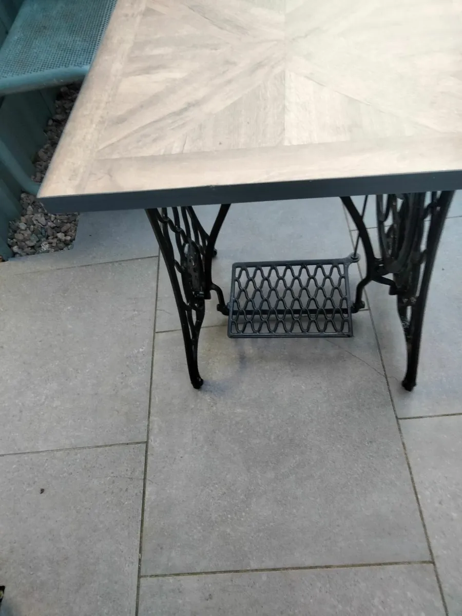 Garden patio decking Table - Image 1