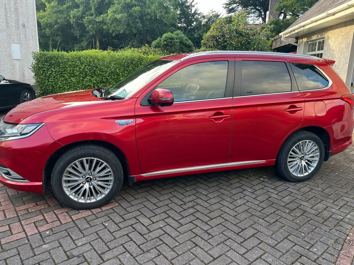 Mitsubishi Outlander PHEV - Image 2