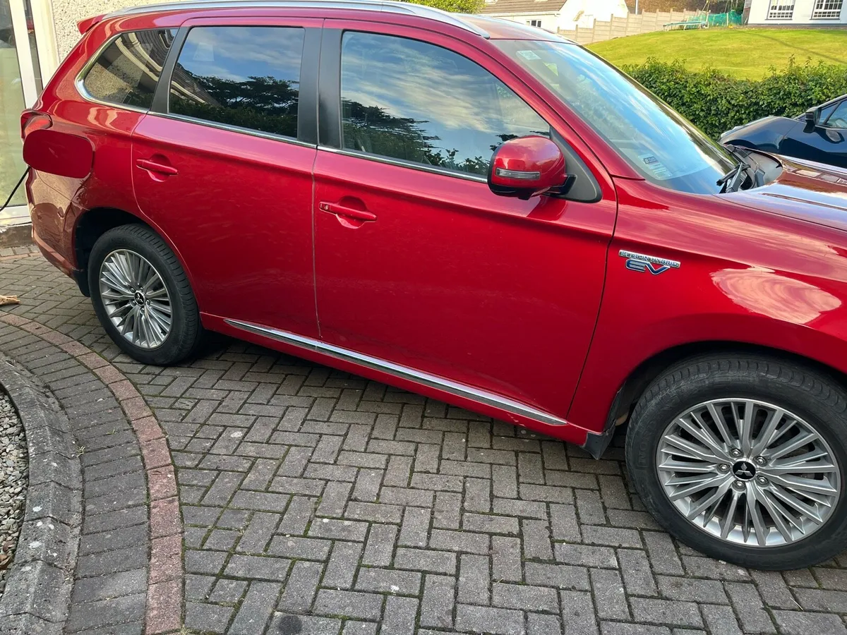 Mitsubishi Outlander PHEV - Image 3