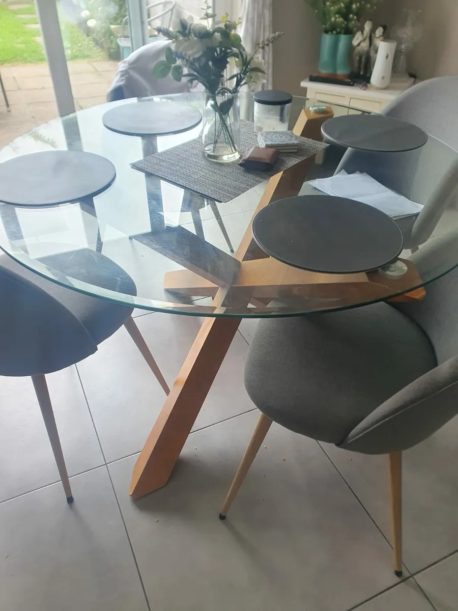 Kitchen table and chairs - Image 1