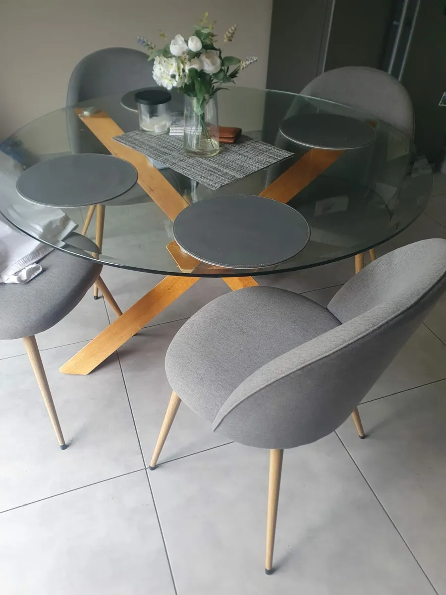 Kitchen table and chairs - Image 2