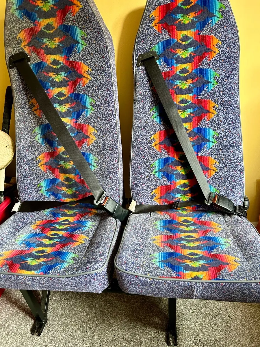 Double and single bus seats with seatbelts - Image 1