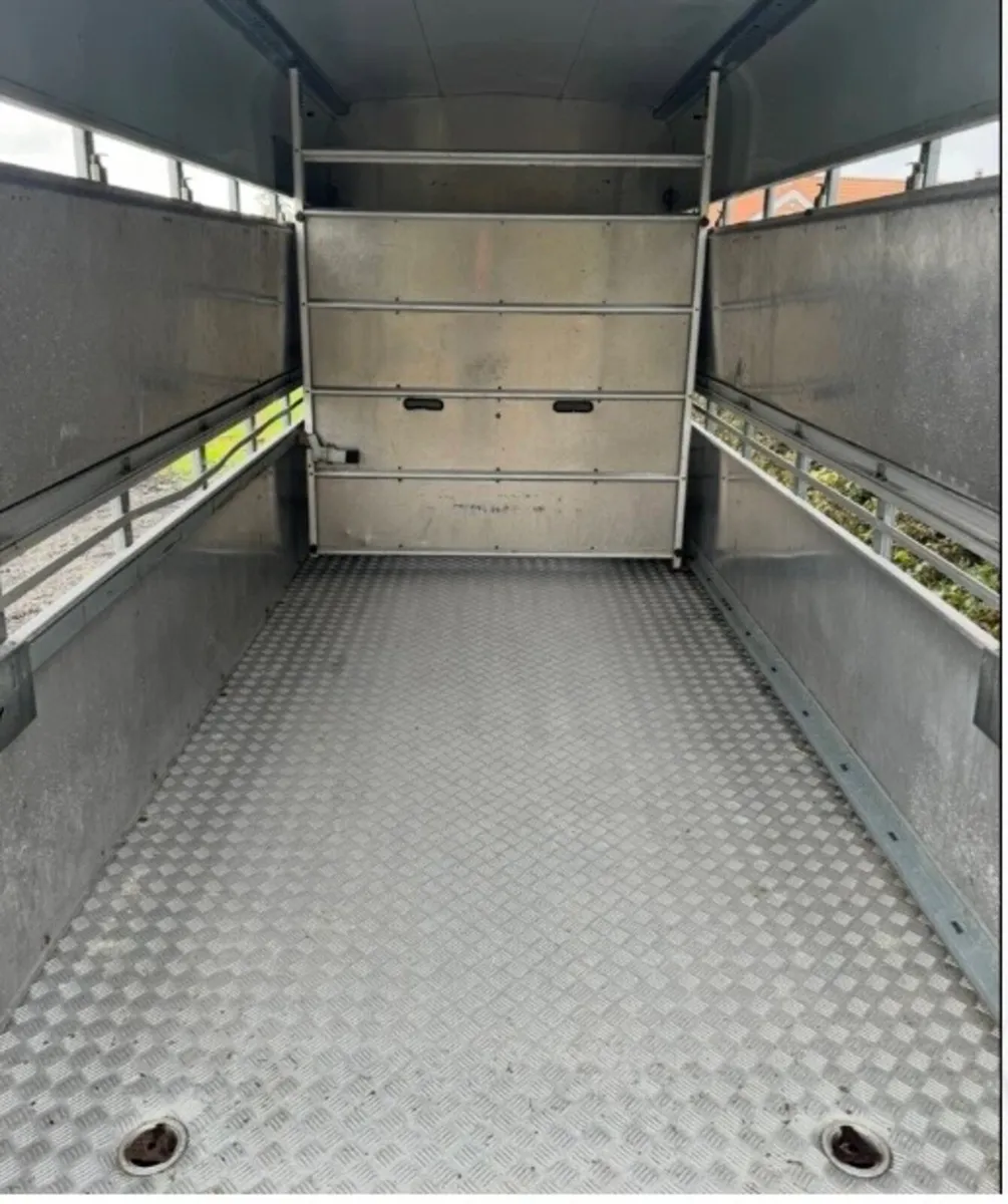 Ifor Williams TA510 14 ft  tri axle cattle trailer - Image 4
