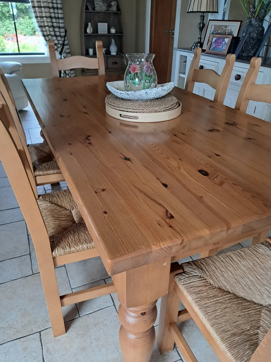 Table and chairs - Image 1