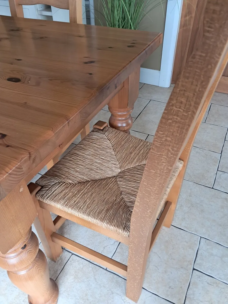 Table and chairs - Image 2