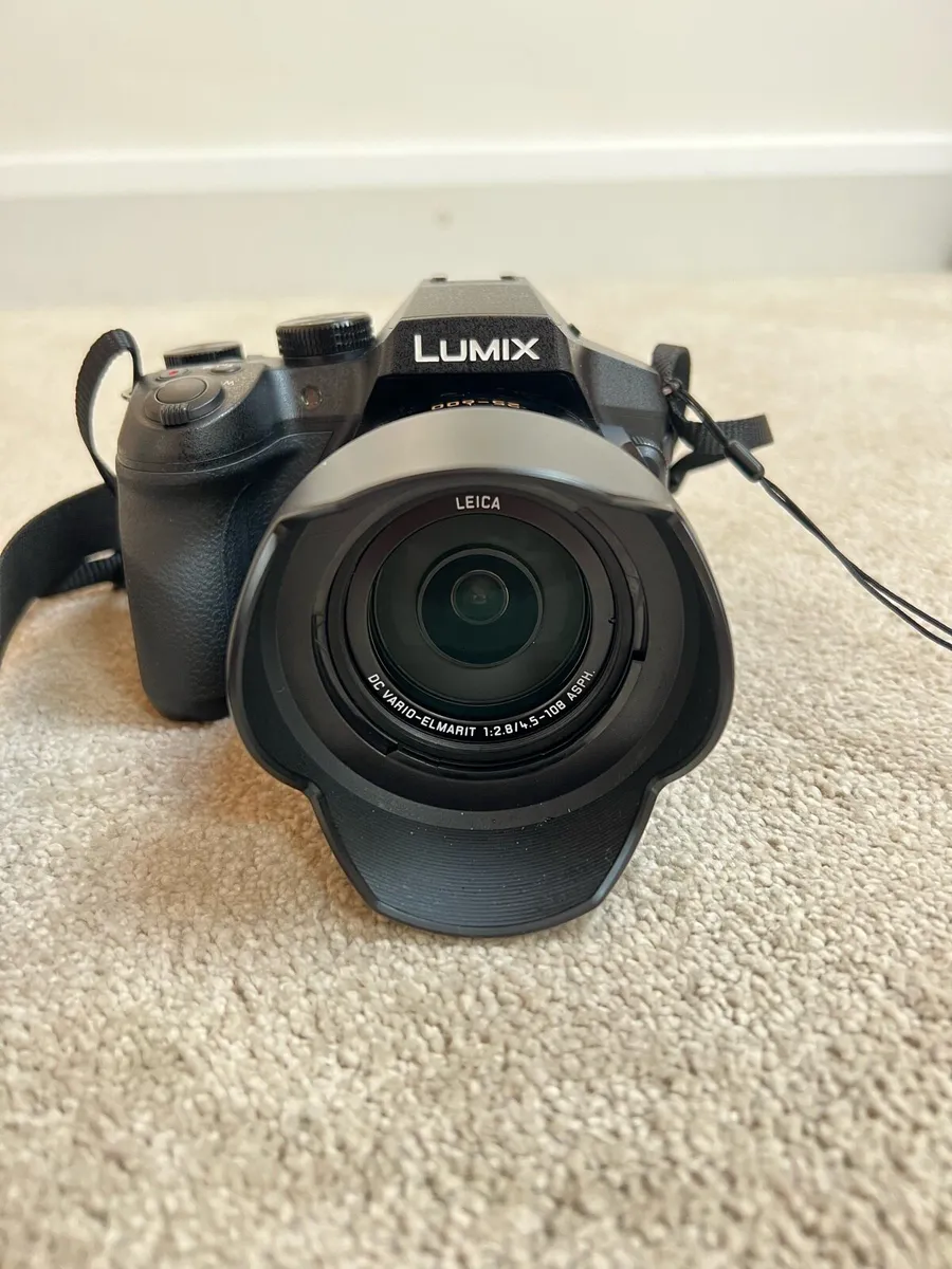 Panasonic LUMIX FZ300 - Image 1
