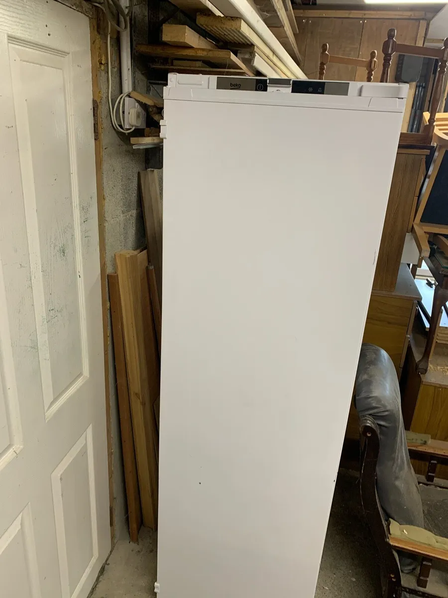 Integrated fridge - Image 1