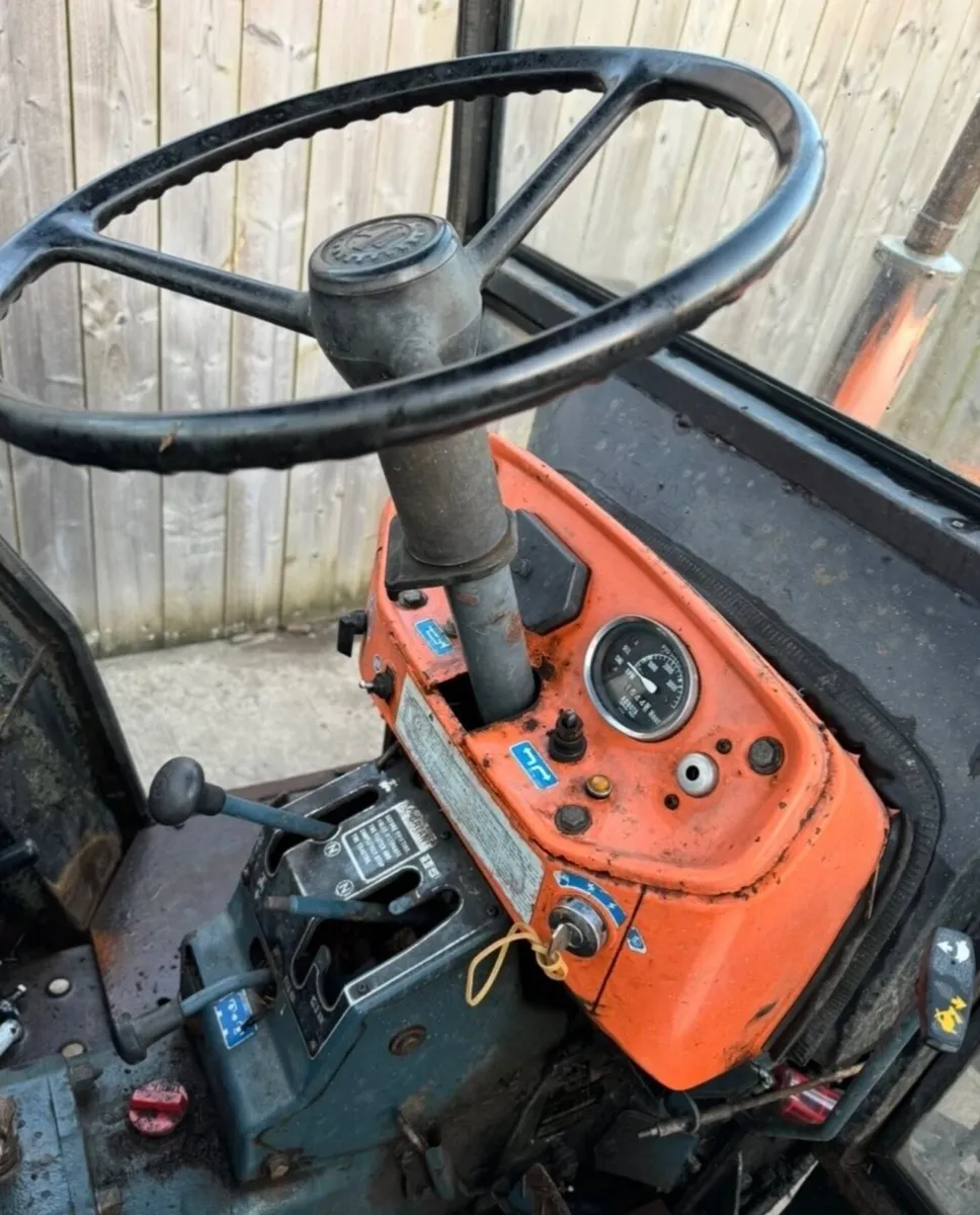 Kubota L275 Tractor 4x4 tractor - Image 3