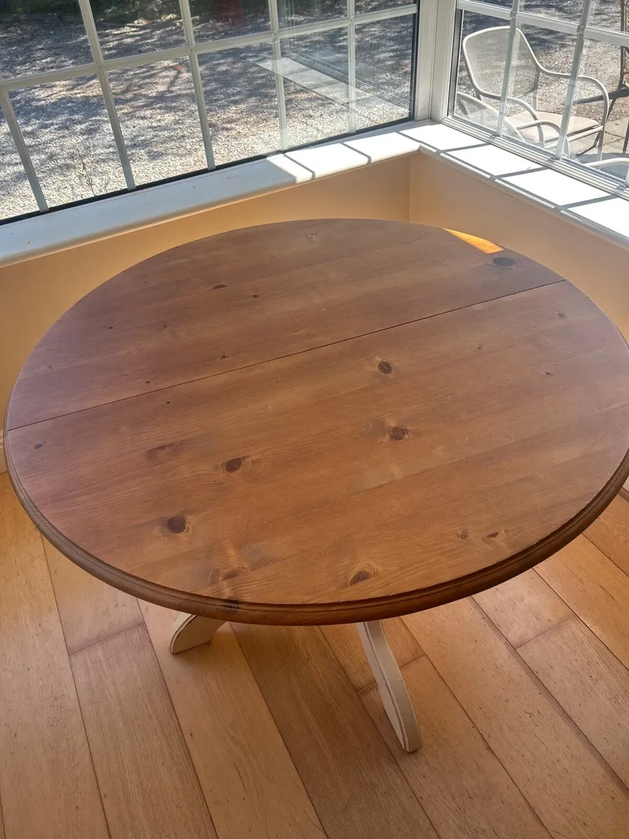 Beautiful Oak and Cream Strawbridge Round Extendin - Image 1