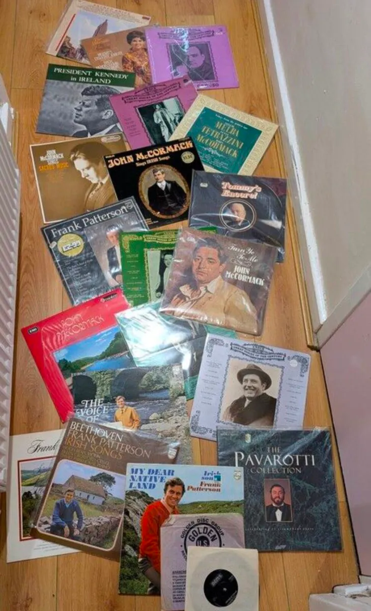 A selection of vinyl records - Image 1