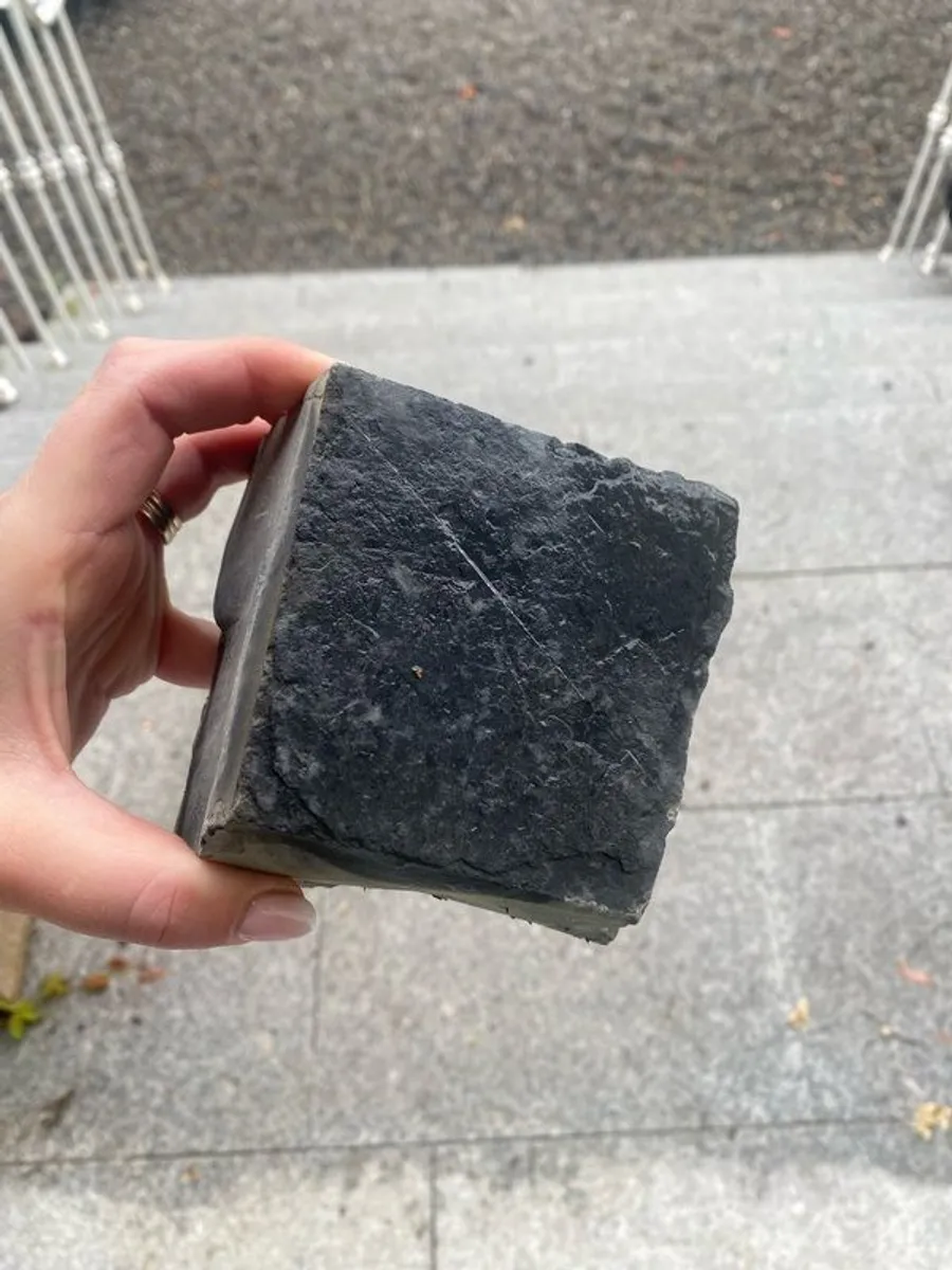 Black limestone cobbles - Image 1