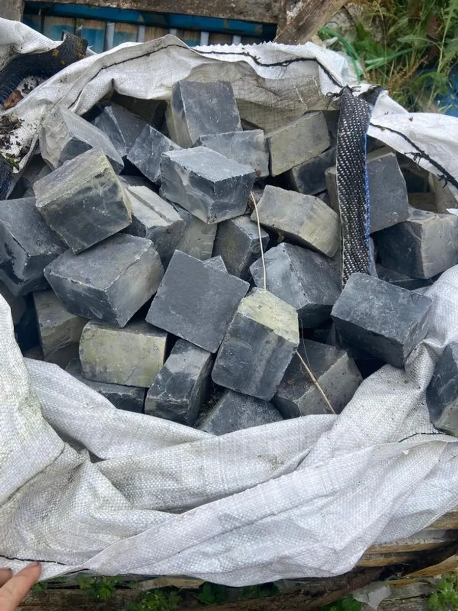 Black limestone cobbles - Image 3