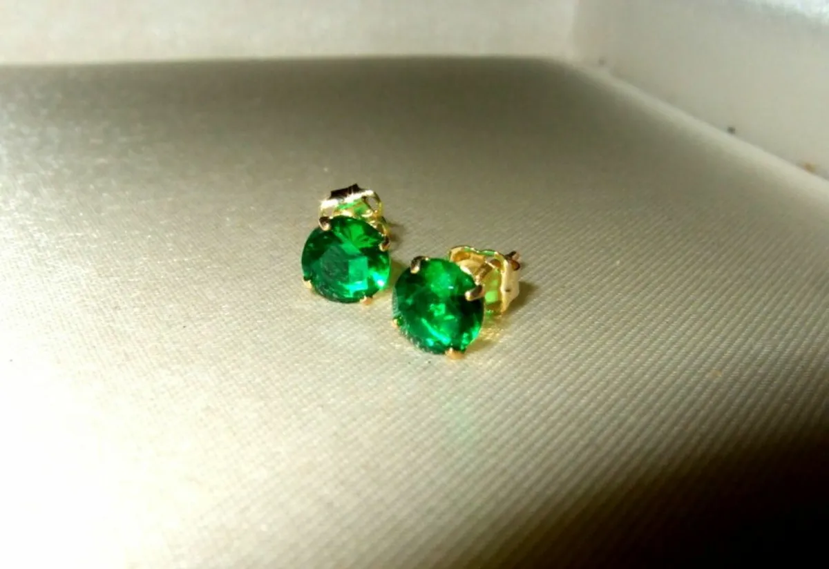 Vintage Hallmarked 9ct Gold Emerald Stud Earrings - Image 2