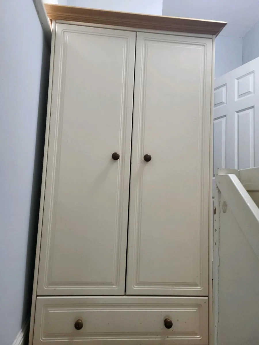 Solid wardrobe - Image 1
